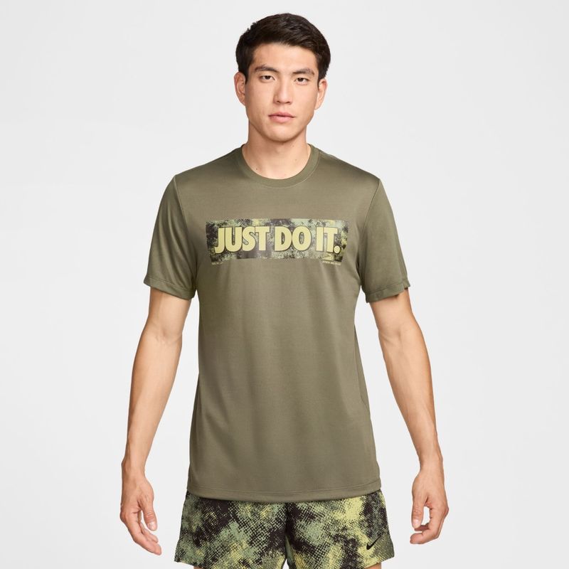 Camiseta-Manga-Corta-nike-para-hombre-M-Nk-Df-Tee-Rlgd-Camo-para-entrenamiento-color-verde.-Frente-Sobre-Modelo