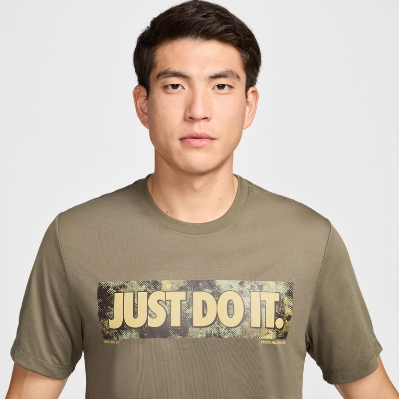 Camiseta-Manga-Corta-nike-para-hombre-M-Nk-Df-Tee-Rlgd-Camo-para-entrenamiento-color-verde.-Reverso-Sobre-Modelo