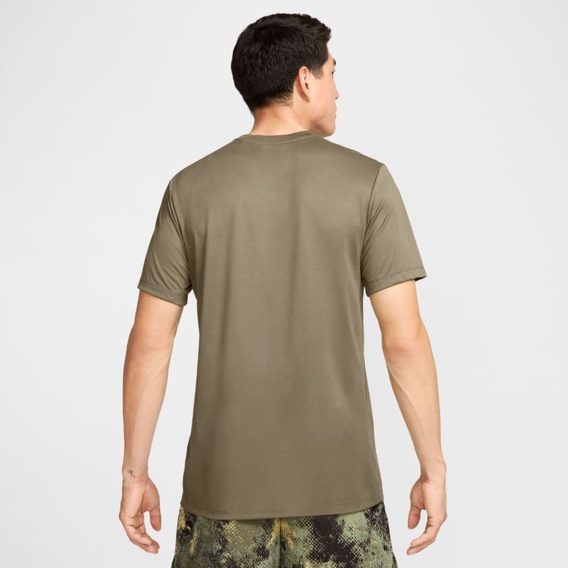 Camiseta-Manga-Corta-nike-para-hombre-M-Nk-Df-Tee-Rlgd-Camo-para-entrenamiento-color-verde.-Reverso-Sobre-Modelo