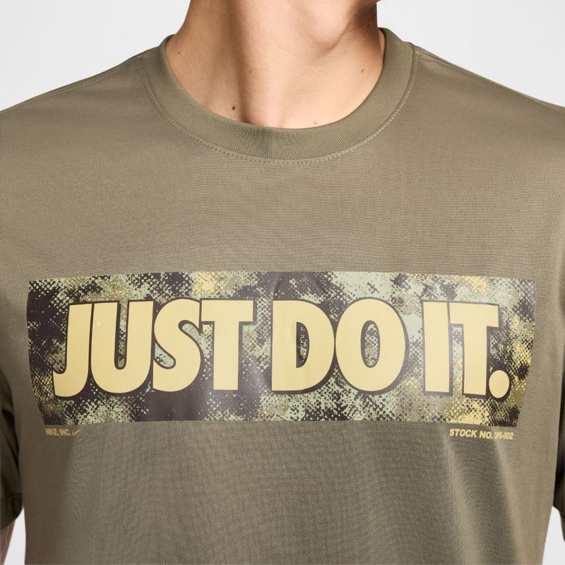 Camiseta-Manga-Corta-nike-para-hombre-M-Nk-Df-Tee-Rlgd-Camo-para-entrenamiento-color-verde.-Detalle-1