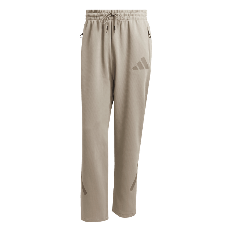 Pantalon-adidas-para-hombre-M-Z.N.E.-Ohpt-para-moda-color-beige.-Frontal-Sobre-Modelo