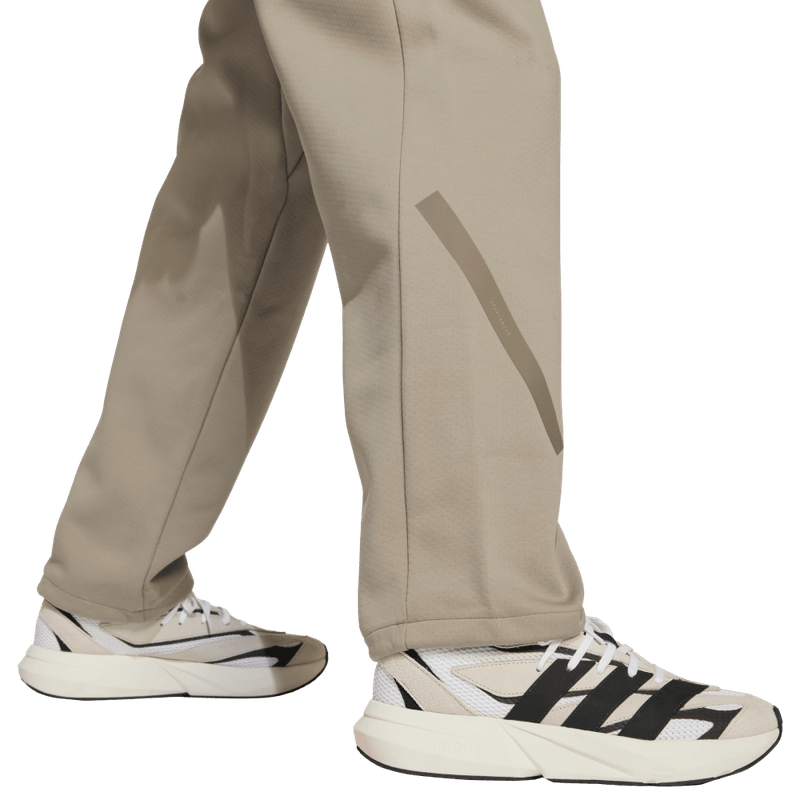 Pantalon-adidas-para-hombre-M-Z.N.E.-Ohpt-para-moda-color-beige.-Lateral-Sobre-Modelo