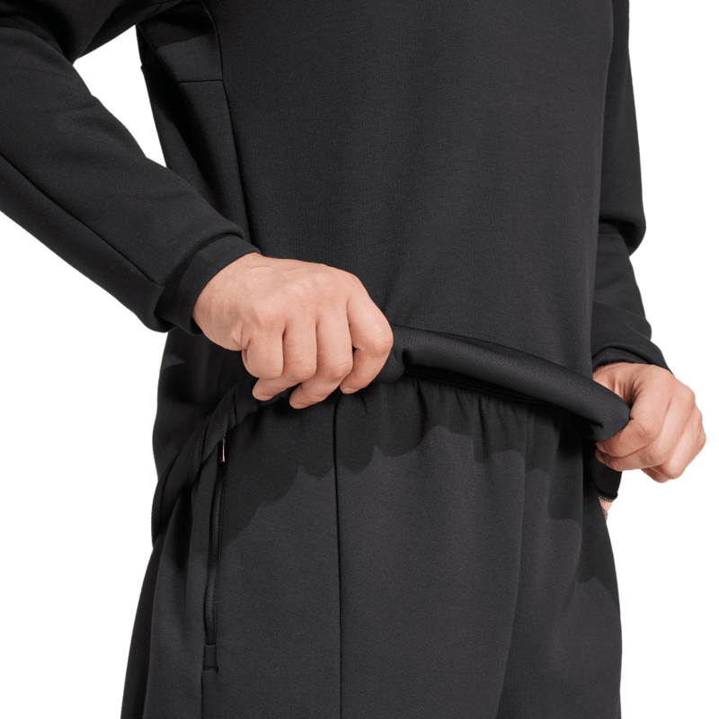 Chaqueta-adidas-para-hombre-D4T-Crew-Sweats-para-entrenamiento-color-negro.-Lateral-Sobre-Modelo