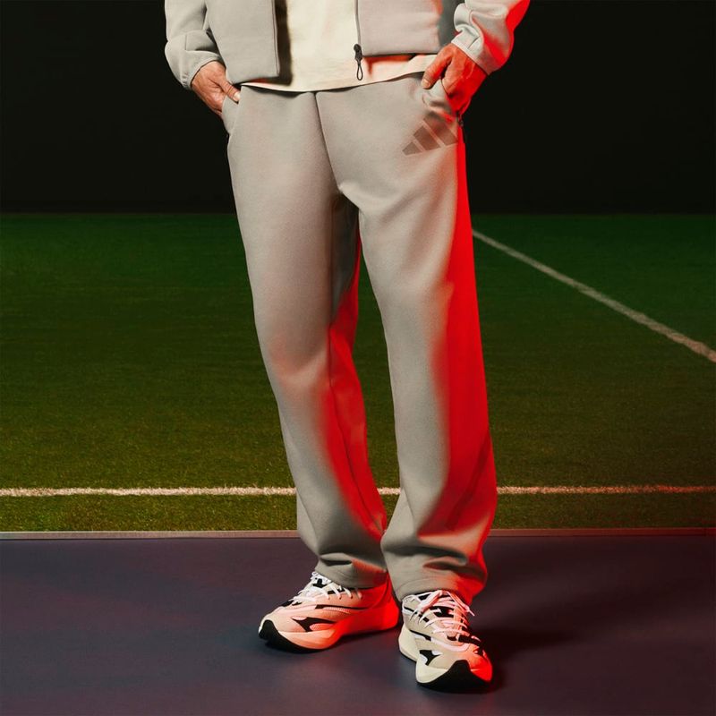 Pantalon-adidas-para-hombre-M-Z.N.E.-Ohpt-para-moda-color-beige.-Detalle-1