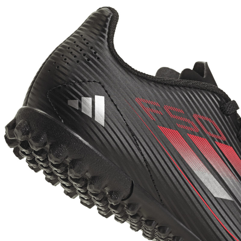 Guayos-adidas-para-niño-F50-Club-Tf-J-para-futbol-color-negro.-Par-Laterales