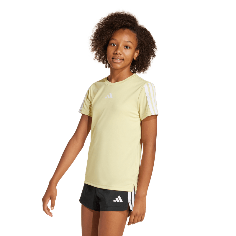 Camiseta-Manga-Corta-adidas-para-niña-Jg-Tr-Es-3S-Tee-para-entrenamiento-color-amarillo.-Frontal-Sobre-Modelo-2