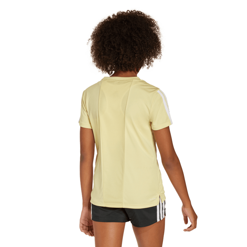 Camiseta-Manga-Corta-adidas-para-niña-Jg-Tr-Es-3S-Tee-para-entrenamiento-color-amarillo.-Reverso-Sin-Modelo