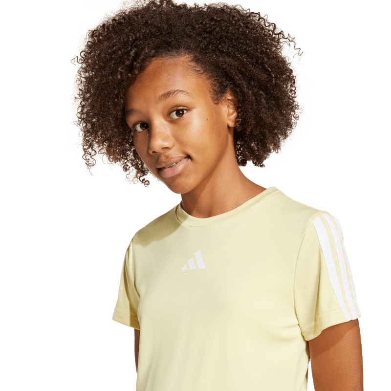 Camiseta-Manga-Corta-adidas-para-niña-Jg-Tr-Es-3S-Tee-para-entrenamiento-color-amarillo.-Detalle-Reflectivo-Modelo