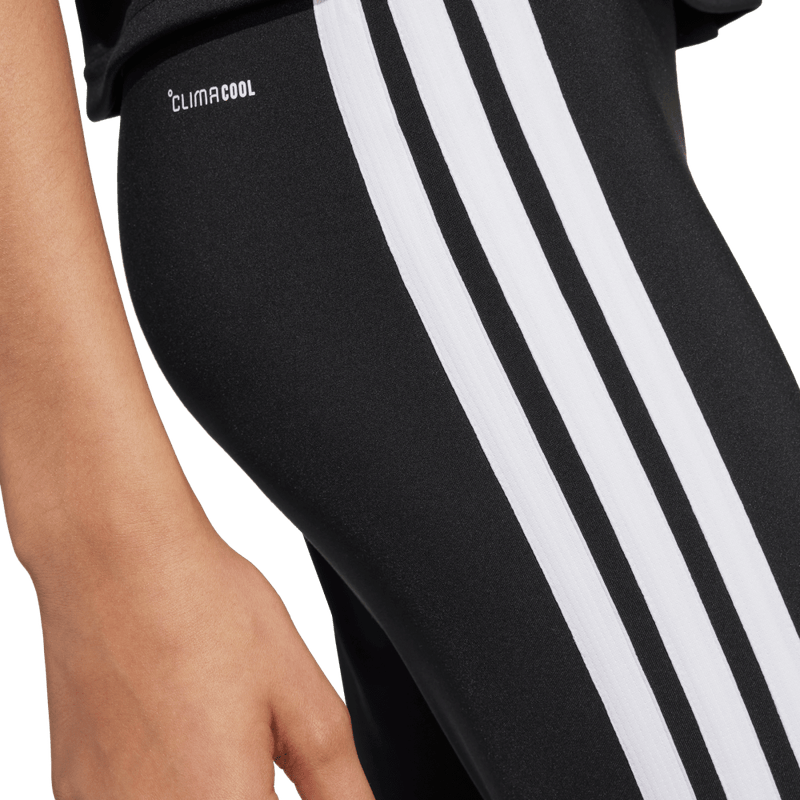 Licra-adidas-para-niña-Jg-Tr-Es-3S-Leg-para-entrenamiento-color-negro.-Lateral-Sobre-Modelo