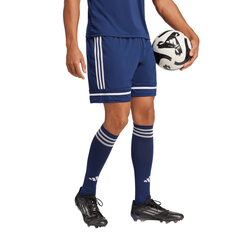 Pantaloneta-adidas-para-hombre-Squa25-Sho-M-para-futbol-color-azul.-Frontal-Sobre-Modelo-2