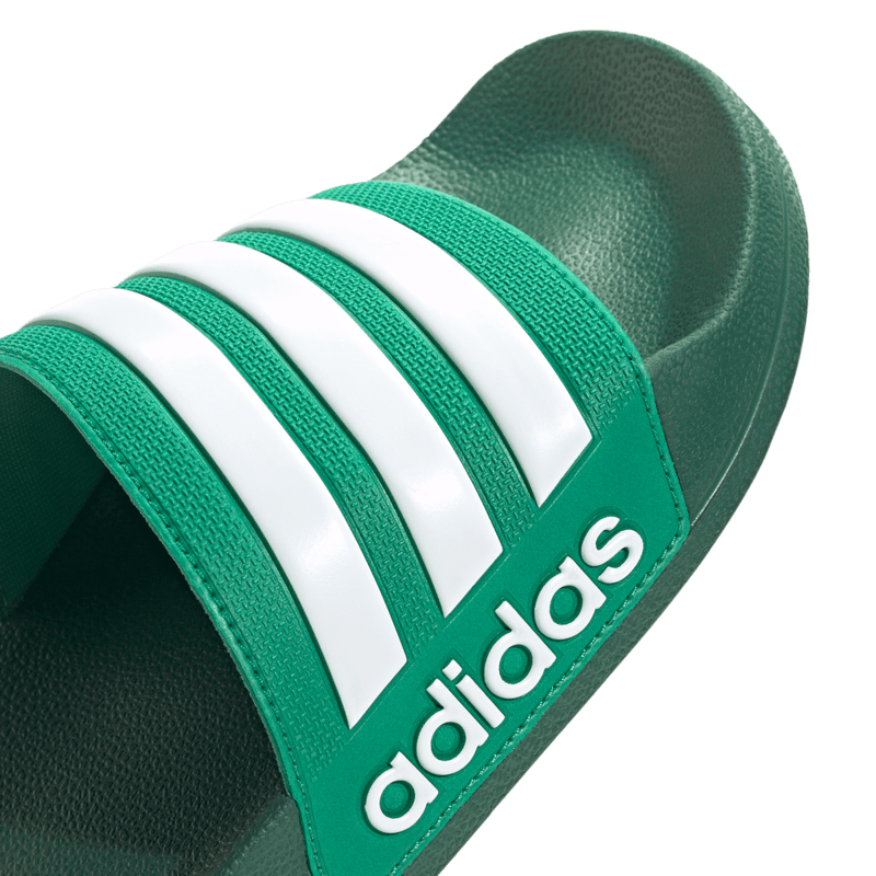 Sandalias-adidas-unisex-Adilette-Shower-para-natacion-color-verde.-Lateral-Y-Suela