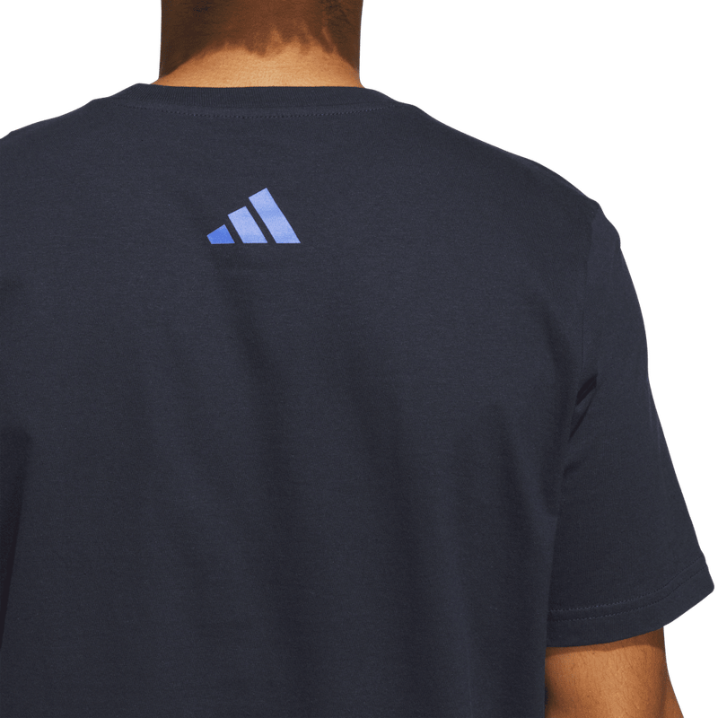 Camiseta-Manga-Corta-adidas-para-hombre-M-Neon-Festvl-T-para-moda-color-azul.-Lateral-Sobre-Modelo