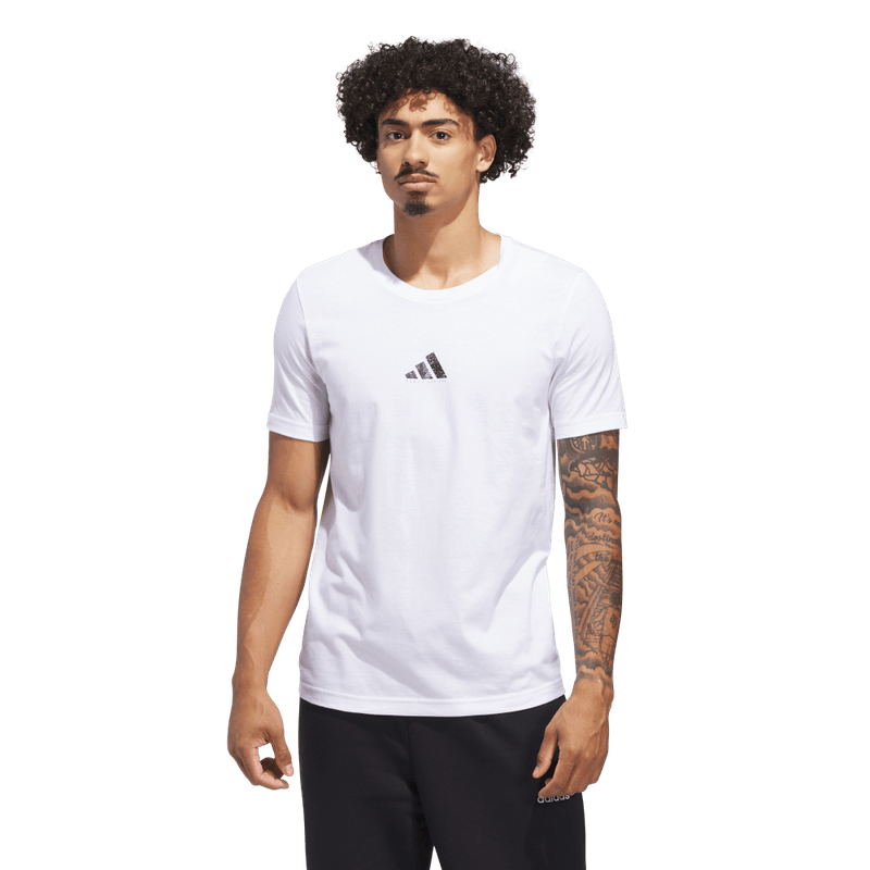 Camiseta-Manga-Corta-adidas-para-hombre-M-C-Photo-Tee-para-moda-color-blanco.-Frontal-Sobre-Modelo-2