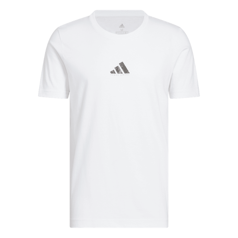 Camiseta-Manga-Corta-adidas-para-hombre-M-C-Photo-Tee-para-moda-color-blanco.-Frontal-Sobre-Modelo