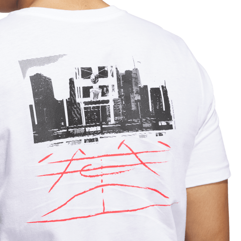 Camiseta-Manga-Corta-adidas-para-hombre-M-C-Photo-Tee-para-moda-color-blanco.-Lateral-Sobre-Modelo