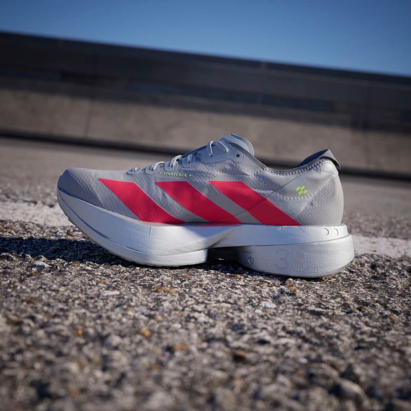 Tenis-adidas-para-mujer-Adizero-Adios-Pro-4-para-correr-color-gris.-Mktg-Vista-6