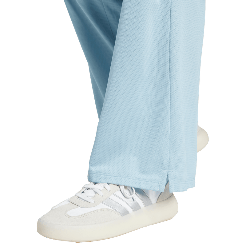 Pantalon-adidas-para-mujer-W-Tiro-Q2-Wl-Pt-para-moda-color-azul.-Lateral-Sobre-Modelo