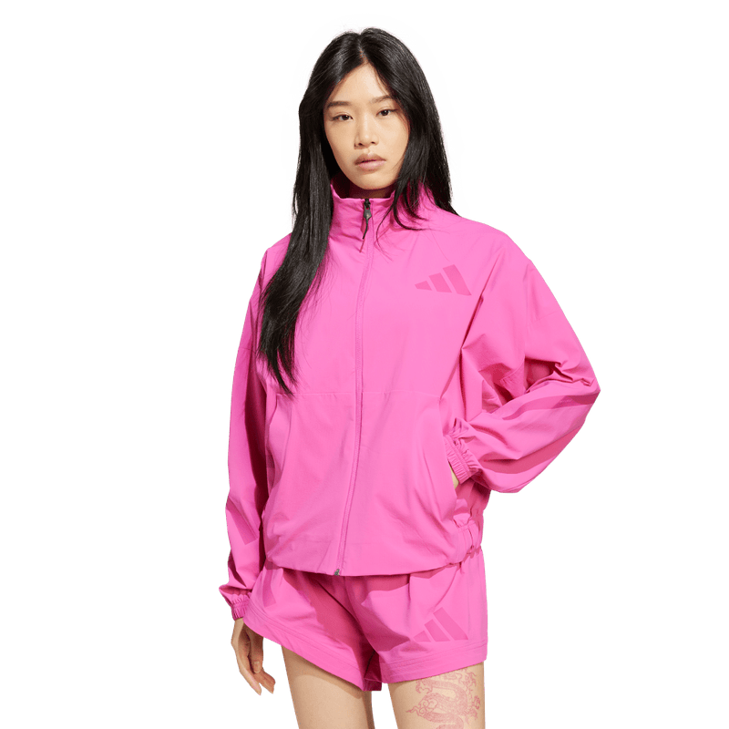 Chaqueta-adidas-para-mujer-W-Z.N.E.-Wv-Tt-para-moda-color-rosado.-Frente-Sobre-Modelo