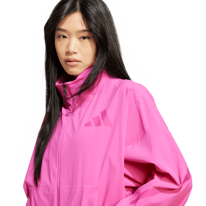 Chaqueta-adidas-para-mujer-W-Z.N.E.-Wv-Tt-para-moda-color-rosado.-Detalle-Reflectivo-Modelo