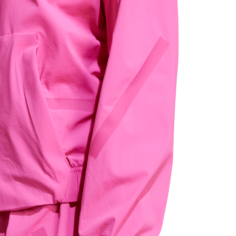 Chaqueta-adidas-para-mujer-W-Z.N.E.-Wv-Tt-para-moda-color-rosado.-Lateral-Sobre-Modelo