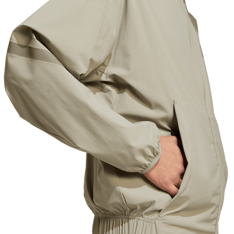 Chaqueta-adidas-para-hombre-M-Z.N.E.-Wv-Tt-para-moda-color-beige.-Lateral-Sobre-Modelo