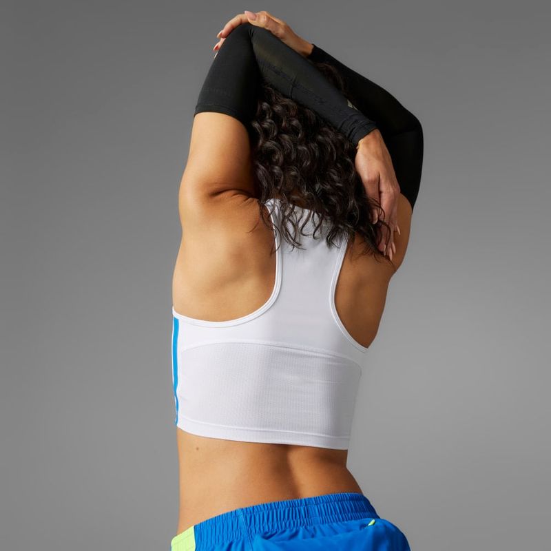 Camiseta-Manga-Corta-adidas-para-mujer-Adizero-R-Ctp-W-para-correr-color-blanco.-Lateral-Sobre-Modelo