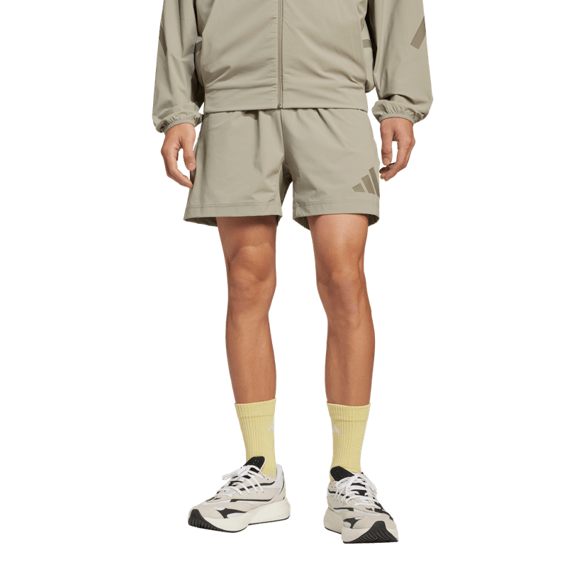 Pantaloneta-adidas-para-hombre-M-Z.N.E.-Wv-Sho-para-moda-color-beige.-Frente-Sobre-Modelo