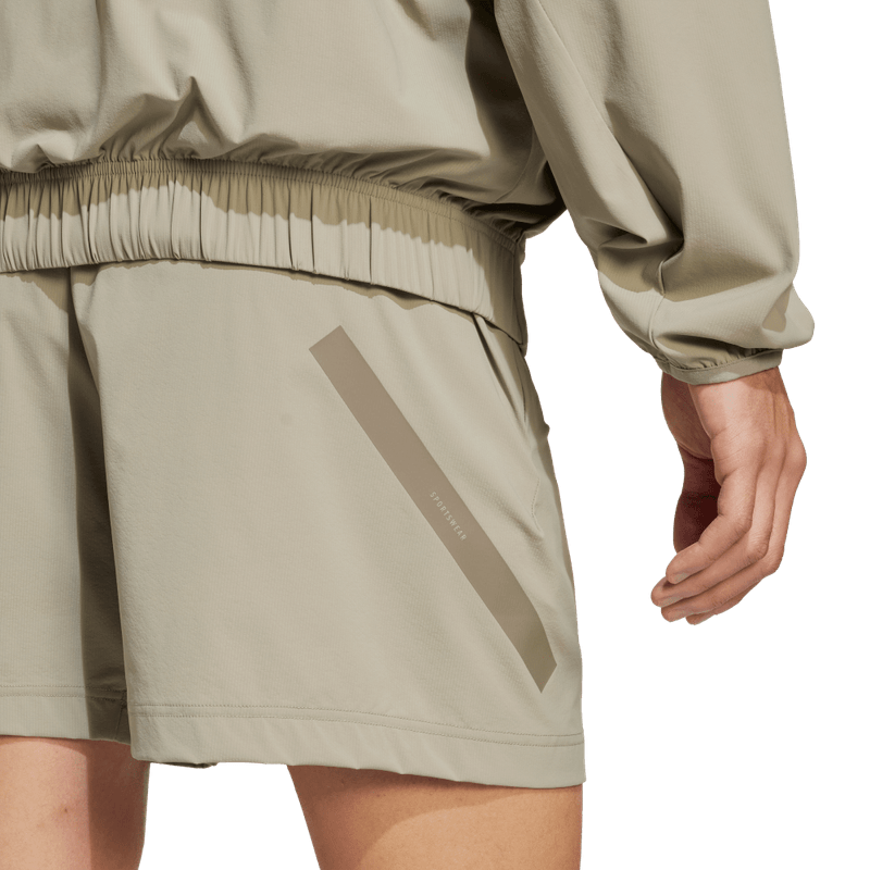 Pantaloneta-adidas-para-hombre-M-Z.N.E.-Wv-Sho-para-moda-color-beige.-Detalle-Reflectivo-Modelo