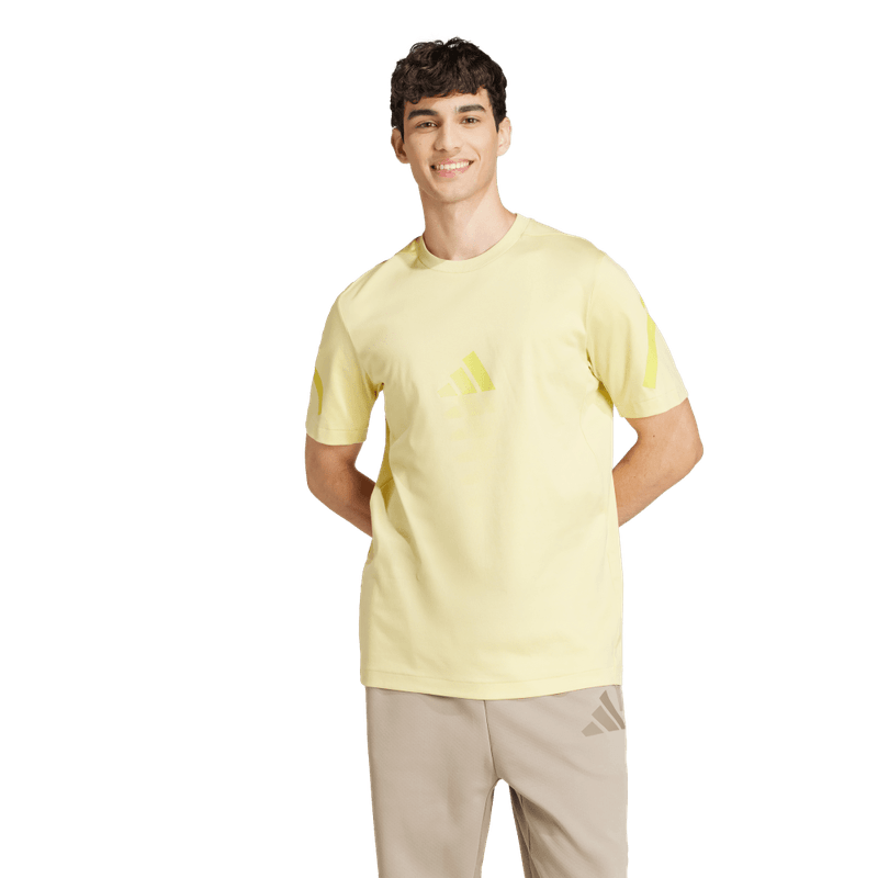 Camiseta-Manga-Corta-adidas-para-hombre-M-Z.N.E.-Tee-para-moda-color-amarillo.-Frente-Sobre-Modelo
