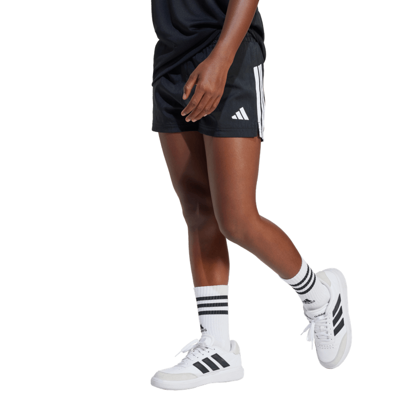 Pantaloneta-adidas-para-niña-Jg-Tr-Es-3S-Sho-para-entrenamiento-color-negro.-Frente-Sobre-Modelo