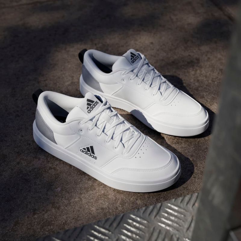 Tenis-adidas-para-hombre-Park-St-para-moda-color-blanco.-Mktg-Vista-4