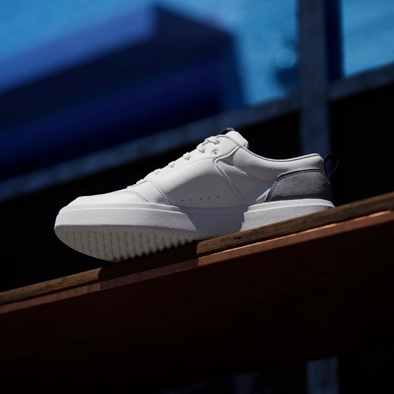 Tenis-adidas-para-hombre-Park-St-para-moda-color-blanco.-Mktg-Vista-6