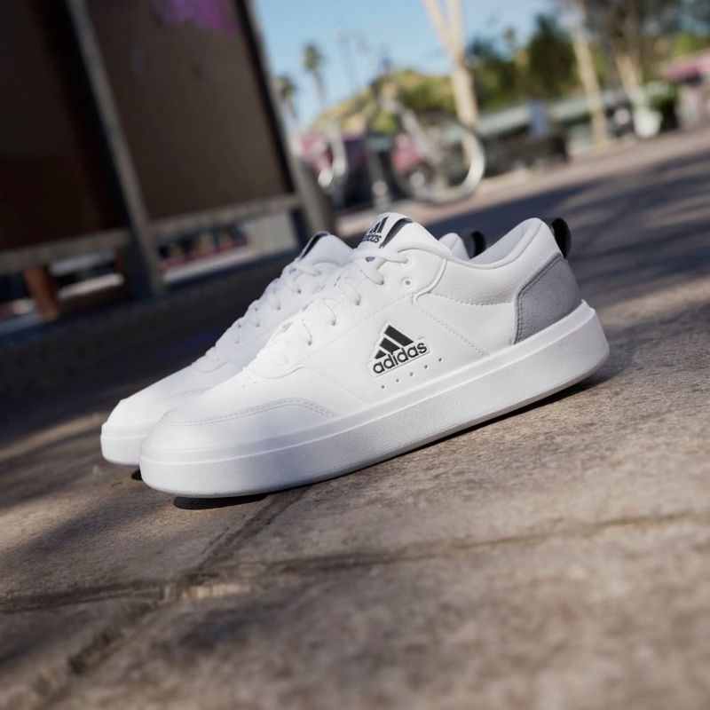 Tenis-adidas-para-hombre-Park-St-para-moda-color-blanco.-Mktg-Vista-7