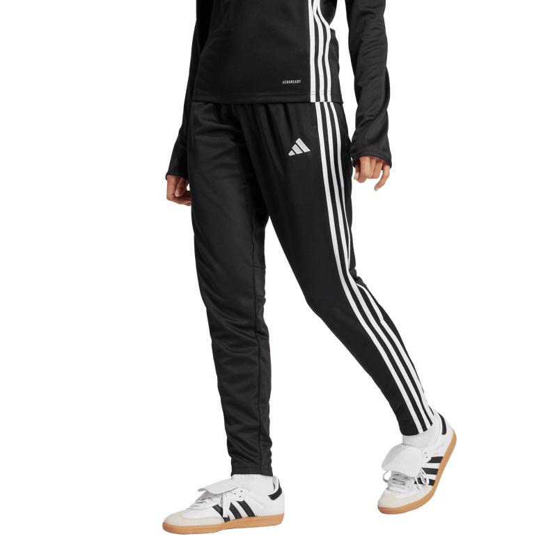 Pantalon-adidas-para-mujer-Tiro-Es-Pnt-W-para-futbol-color-negro.-Frente-Sobre-Modelo