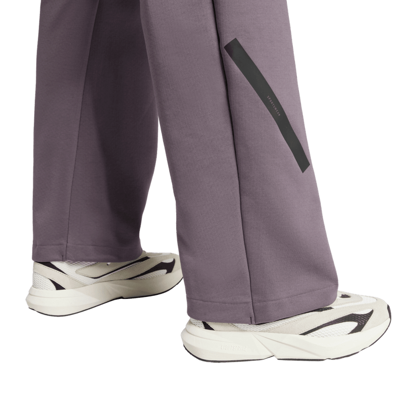 Pantalon-adidas-para-mujer-W-Z.N.E.-Bar-Pt-para-moda-color-gris.-Detalle-Reflectivo-Modelo