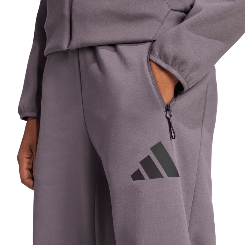 Pantalon-adidas-para-mujer-W-Z.N.E.-Bar-Pt-para-moda-color-gris.-Lateral-Sobre-Modelo