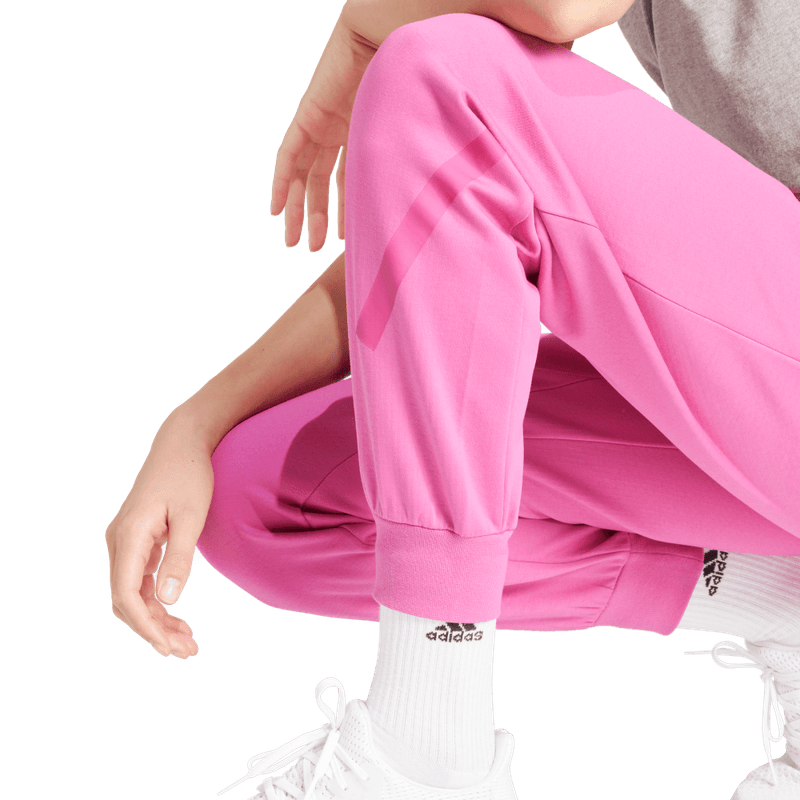 Pantalon-adidas-para-mujer-W-Z.N.E.-Pt-para-moda-color-rosado.-Detalle-Posterior