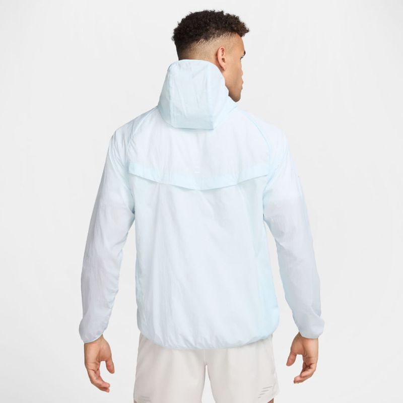 Chaqueta-nike-para-hombre-M-Nk-Df-Uv-Stride-Jacket-para-correr-color-azul.-Reverso-Sobre-Modelo