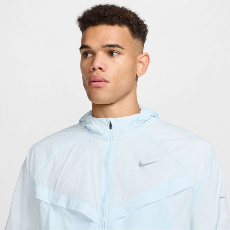 Chaqueta-nike-para-hombre-M-Nk-Df-Uv-Stride-Jacket-para-correr-color-azul.-Reverso-Sobre-Modelo