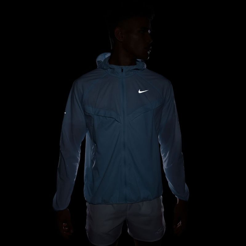 Chaqueta-nike-para-hombre-M-Nk-Df-Uv-Stride-Jacket-para-correr-color-azul.-Vista-Posterior-Modelo-