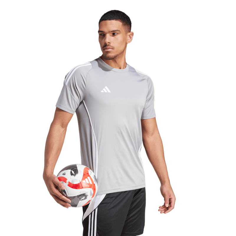 Camiseta-De-Equipo-adidas-para-hombre-Tiro24-Jsy-para-futbol-color-gris.-Lateral-Sobre-Modelo