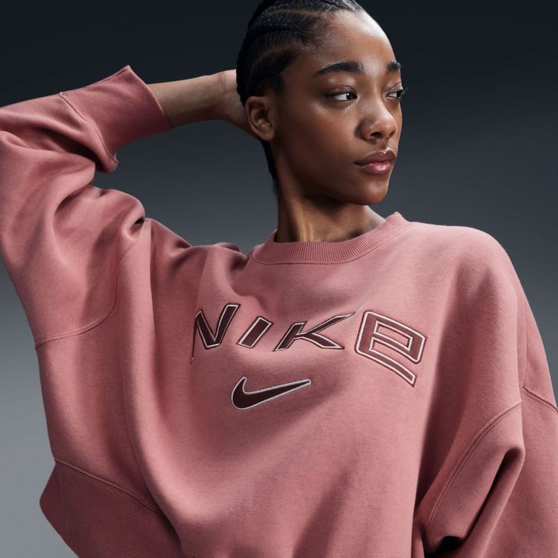 Camiseta-Manga-Larga-nike-para-mujer-W-Nsw-Phnx-Flc-Oos-Logo-Crew-para-moda-color-rosado.-Reverso-Sobre-Modelo