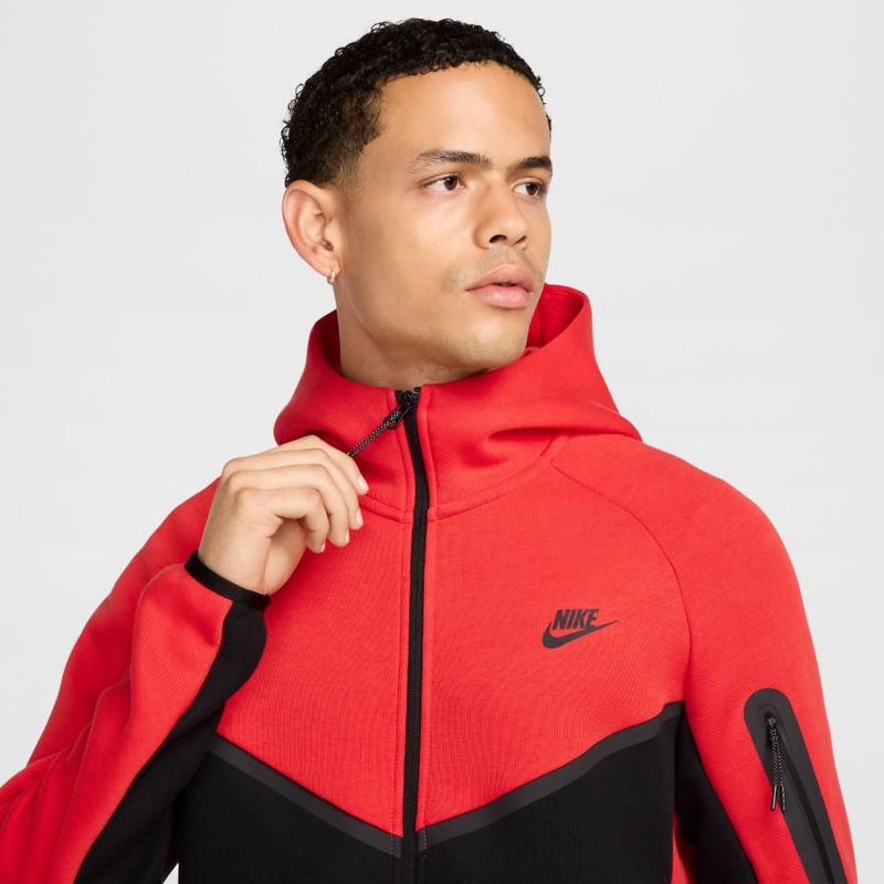 Chaqueta-nike-para-hombre-M-Nk-Tch-Flc-Fz-Wr-Hoodie-para-moda-color-rojo.-Reverso-Sobre-Modelo