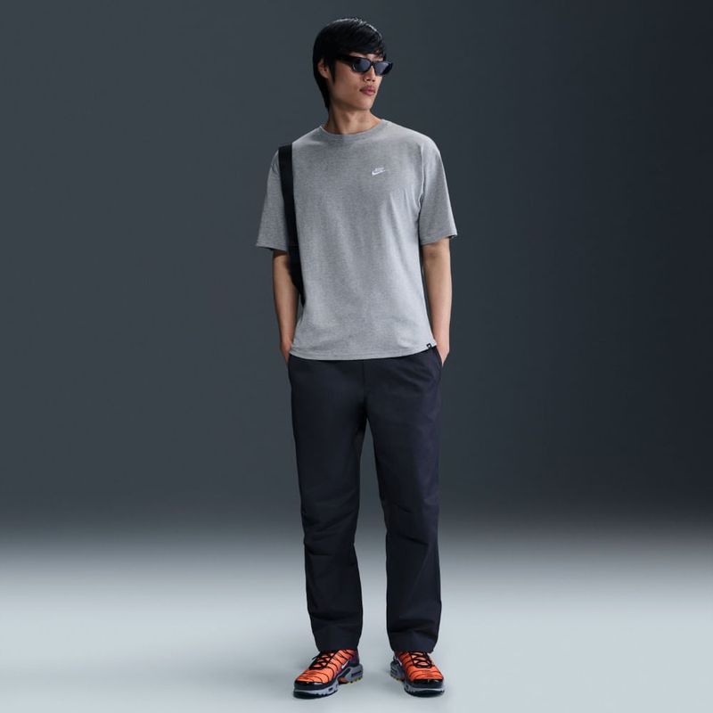 Camiseta-Manga-Corta-nike-para-hombre-M-Nsw-Tee-Club-Max-para-moda-color-gris.-Simbolo