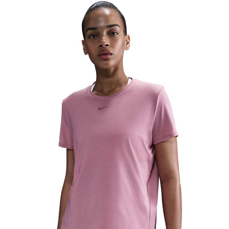 Camiseta-Manga-Corta-nike-para-mujer-W-Nk-One-Classic-Df-Ss-Top-para-entrenamiento-color-rosado.-Reverso-Sobre-Modelo