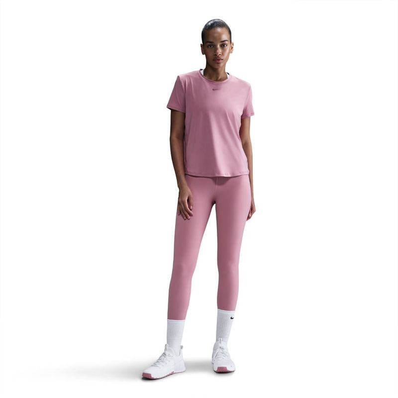 Camiseta-Manga-Corta-nike-para-mujer-W-Nk-One-Classic-Df-Ss-Top-para-entrenamiento-color-rosado.-Frente-Sobre-Modelo