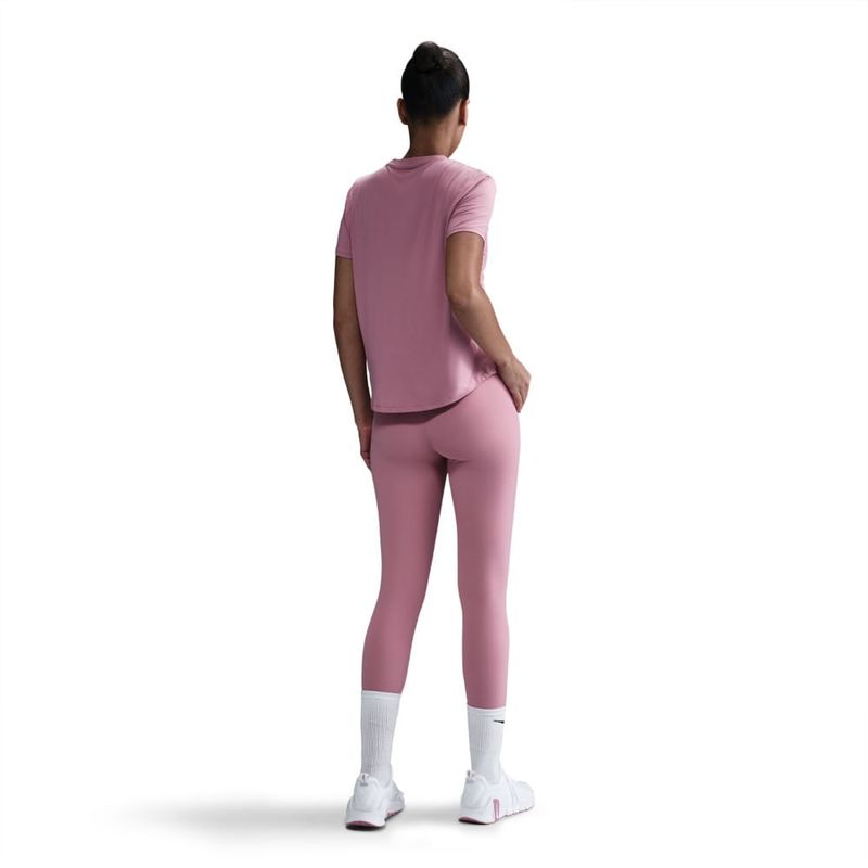 Camiseta-Manga-Corta-nike-para-mujer-W-Nk-One-Classic-Df-Ss-Top-para-entrenamiento-color-rosado.-Reverso-Sobre-Modelo