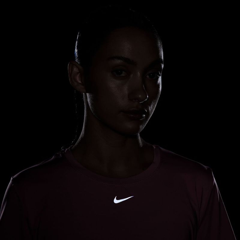Camiseta-Manga-Corta-nike-para-mujer-W-Nk-One-Classic-Df-Ss-Top-para-entrenamiento-color-rosado.-Detalle-6