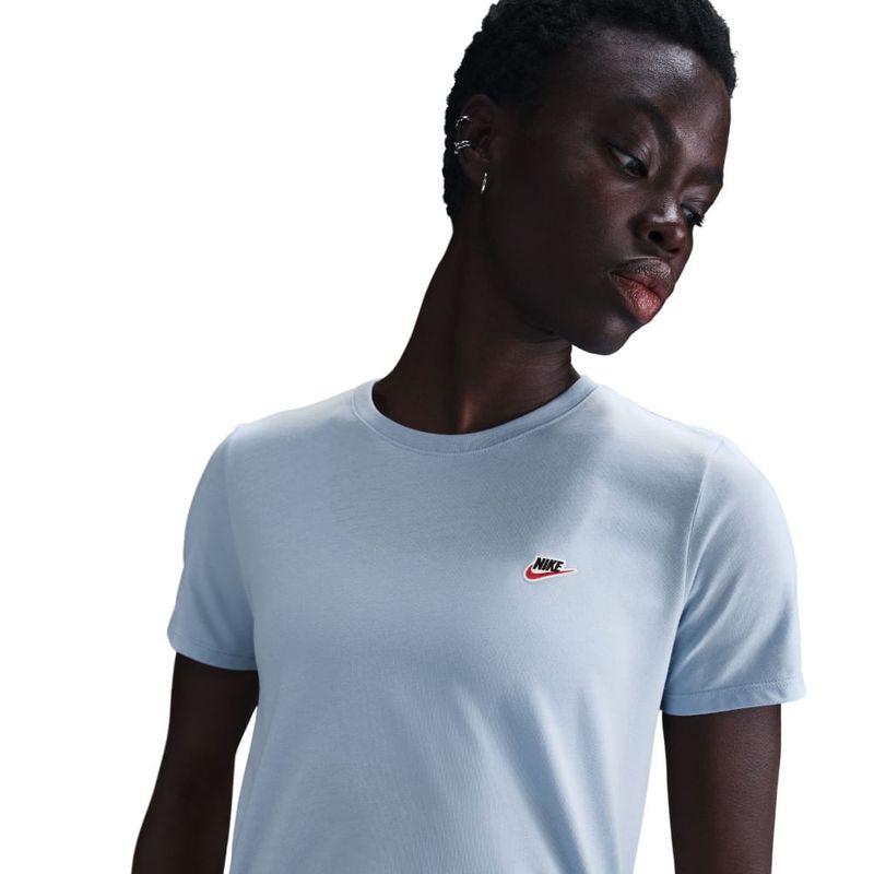 Camiseta-Manga-Corta-nike-para-mujer-W-Nsw-Tee-Crew-Lbr-Fs-para-moda-color-azul.-Reverso-Sobre-Modelo
