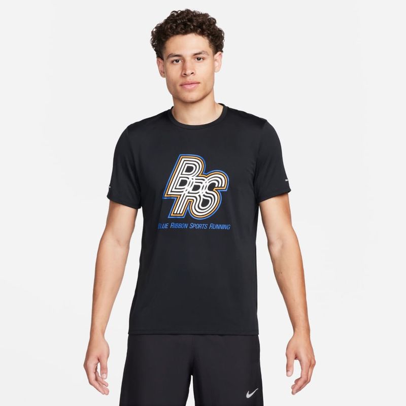 Camiseta-Manga-Corta-nike-para-hombre-M-Nk-Run-Energy-Rise-365-Ss-para-correr-color-negro.-Frente-Sobre-Modelo